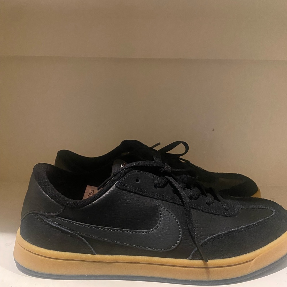 Nike Men's Black Sneakers with Tan Sole